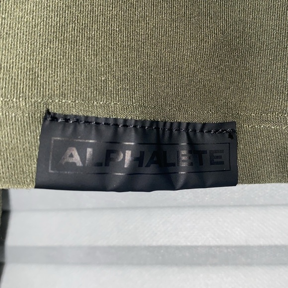 Alphalete cropped green long sleeve- size medium - Picture 3 of 3